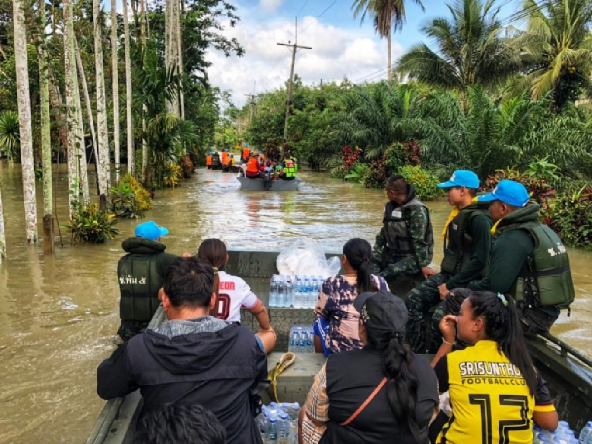 ปลื้มปีติ "ในหลวง" พระราชทานถุงยังชีพ 10,000 ชุด ช่วยเหลือน้ำท่วมใต้