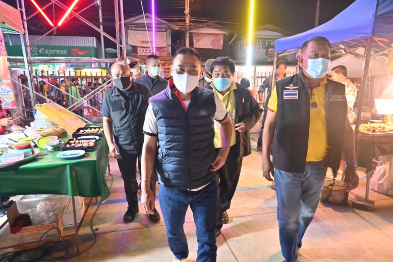 พล.ต.อ.จักรทิพย์  ร่วมงานมวยการกุศล เปรยลงชิงผู้ว่ากทม. แต่อุบไต๋อยู่พรรคไหน 