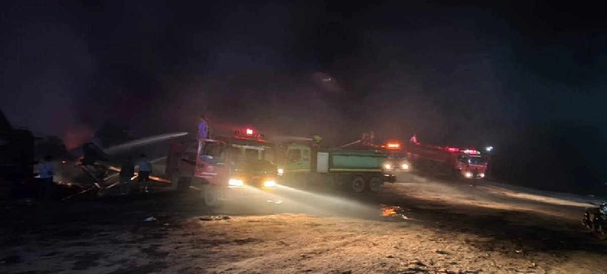 ระดมฉีดน้ำกันจ้าละหวั่น! ไฟไหม้กองซังข้าวโพดพันตัน