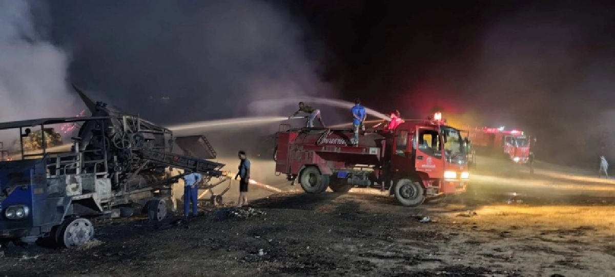 ระดมฉีดน้ำกันจ้าละหวั่น! ไฟไหม้กองซังข้าวโพดพันตัน