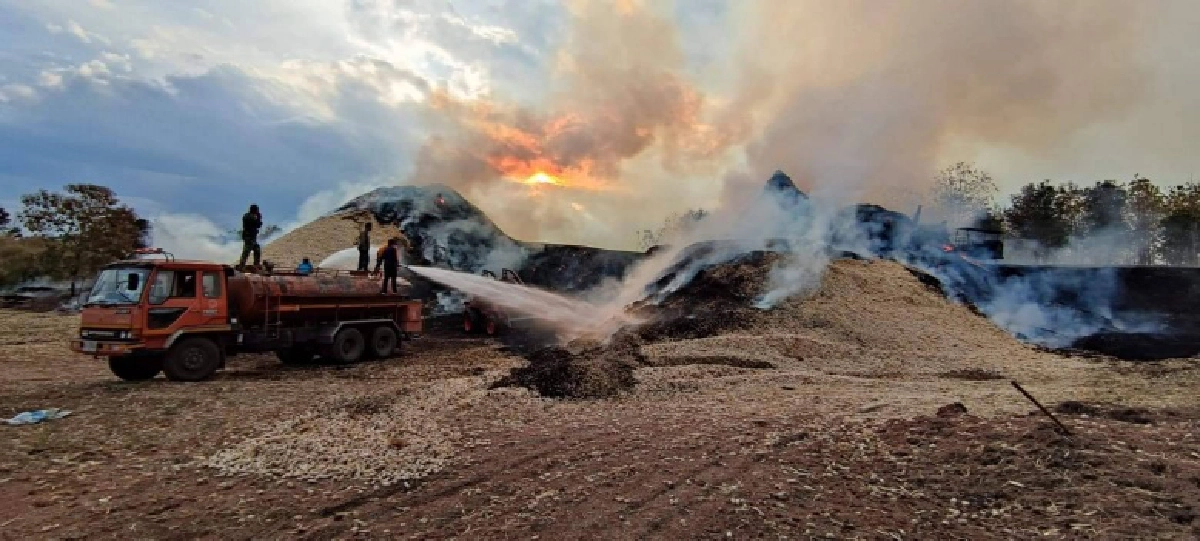 ระดมฉีดน้ำกันจ้าละหวั่น! ไฟไหม้กองซังข้าวโพดพันตัน