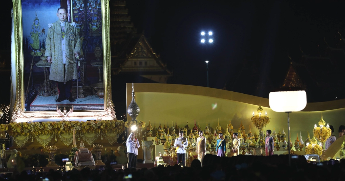ในหลวง - พระราชินี ทรงเป็นประธานจุดเทียนน้อมรำลึก รัชกาลที่ 9 (ประมวลภาพ) ในหลวง - พระราชินี ทรงเป็นประธานจุดเทียนน้อมรำลึก รัชกาลที่ 9 (ประมวลภาพ)