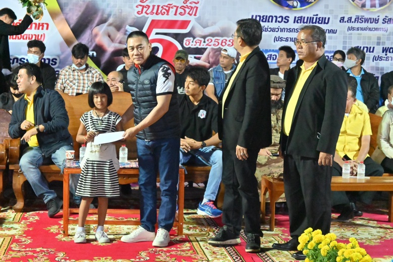 พล.ต.อ.จักรทิพย์  ร่วมงานมวยการกุศล เปรยลงชิงผู้ว่ากทม. แต่อุบไต๋อยู่พรรคไหน 