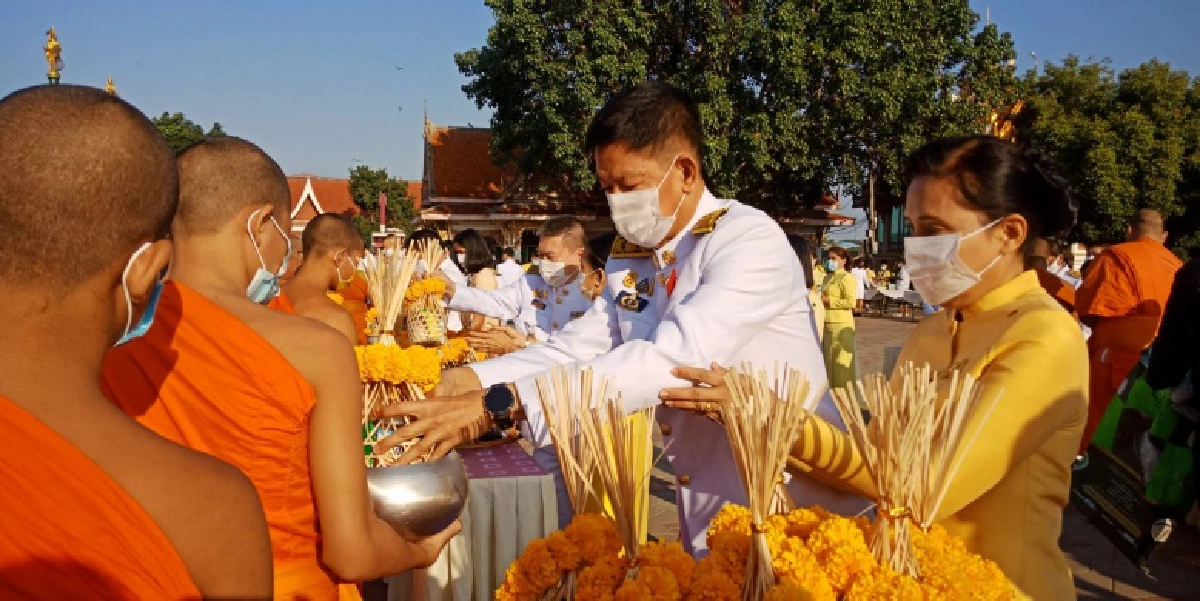 ผู้ว่าฯพิจิตร นำขรก.-ปชช.ร่วมทำบุญตักบาตร "วันพ่อ" น้อมรำลึก "ในหลวง ร.9"