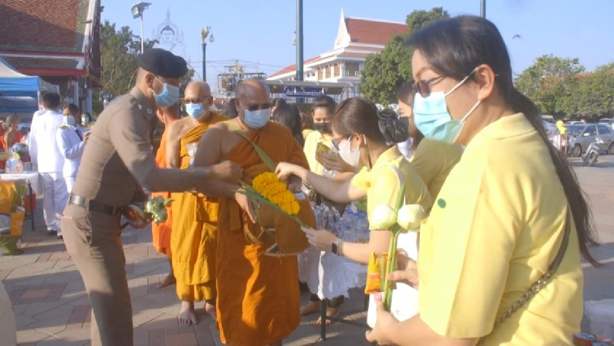 ผู้ว่าฯพิจิตร นำขรก.-ปชช.ร่วมทำบุญตักบาตร "วันพ่อ" น้อมรำลึก "ในหลวง ร.9"
