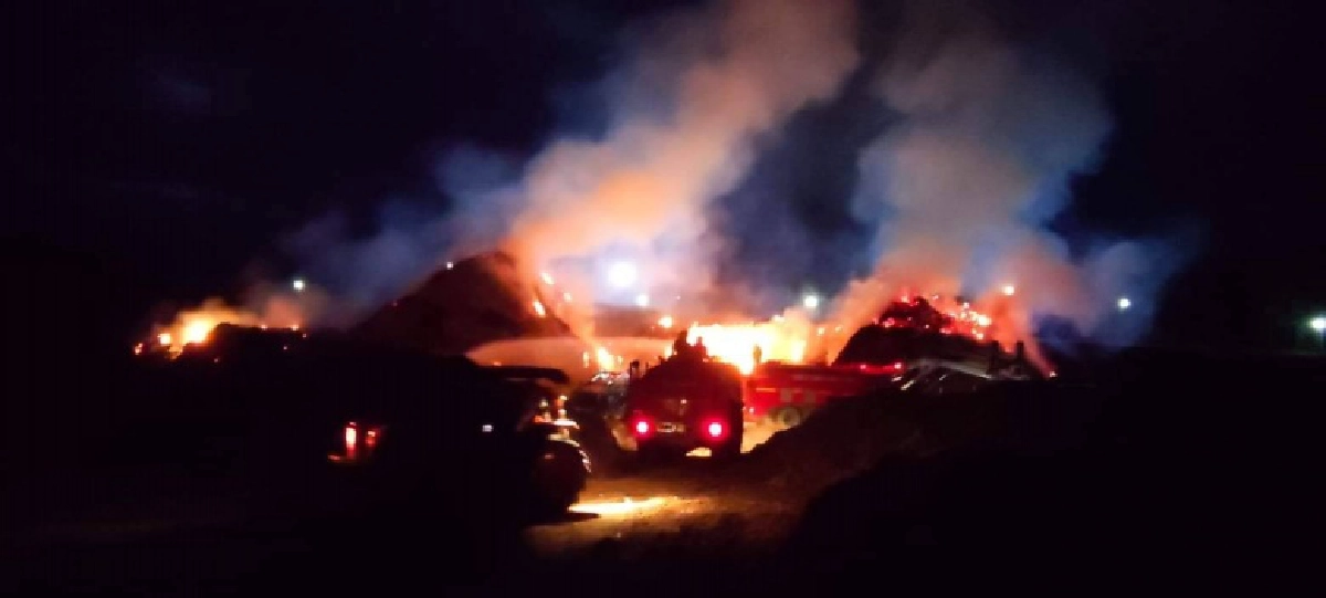 ระดมฉีดน้ำกันจ้าละหวั่น! ไฟไหม้กองซังข้าวโพดพันตัน