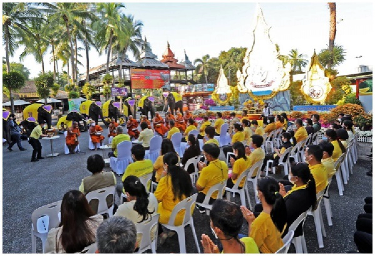'สวนนงนุชพัทยา' ยึดหลักพอเพียง นำช้างแสนรู้ทำบุญ ถวายในหลวงรัชกาลที่ 9