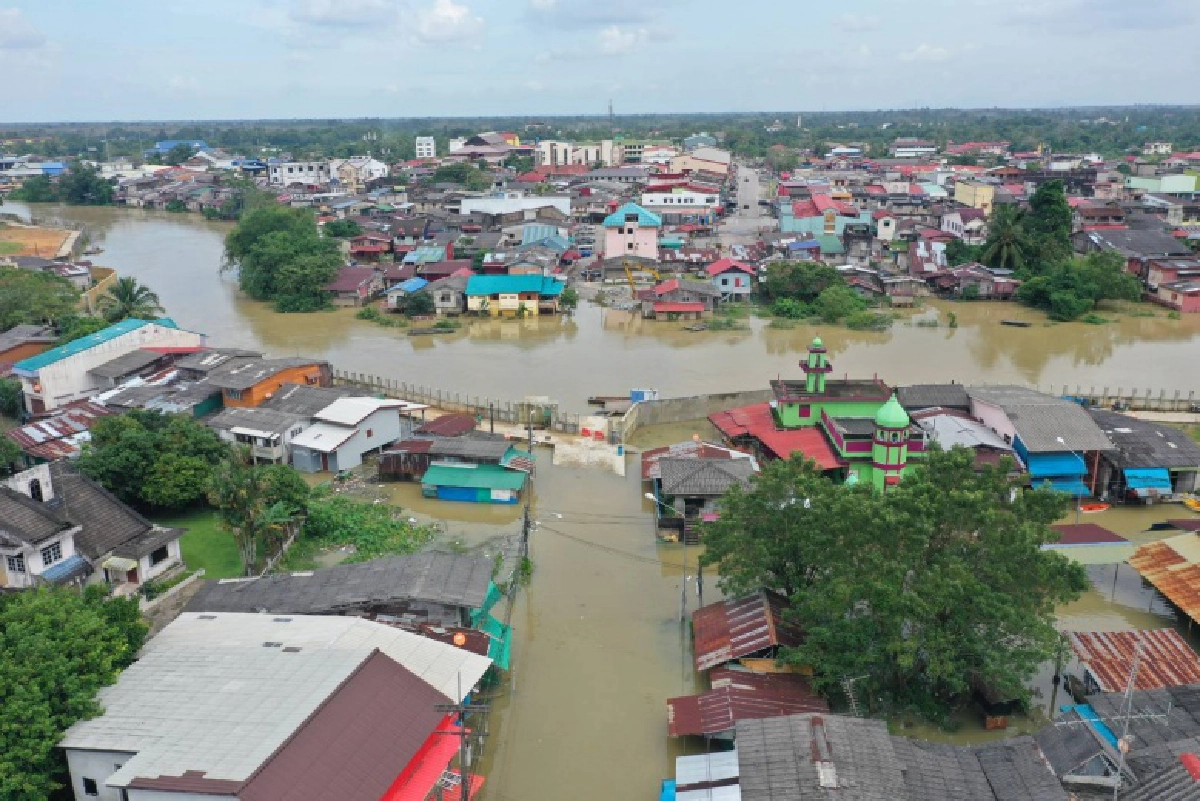 "เฉลิมชัย" สั่งตั้งศูนย์ส่วนหน้าบรรเทาภัยน้ำท่วมภาคใต้
