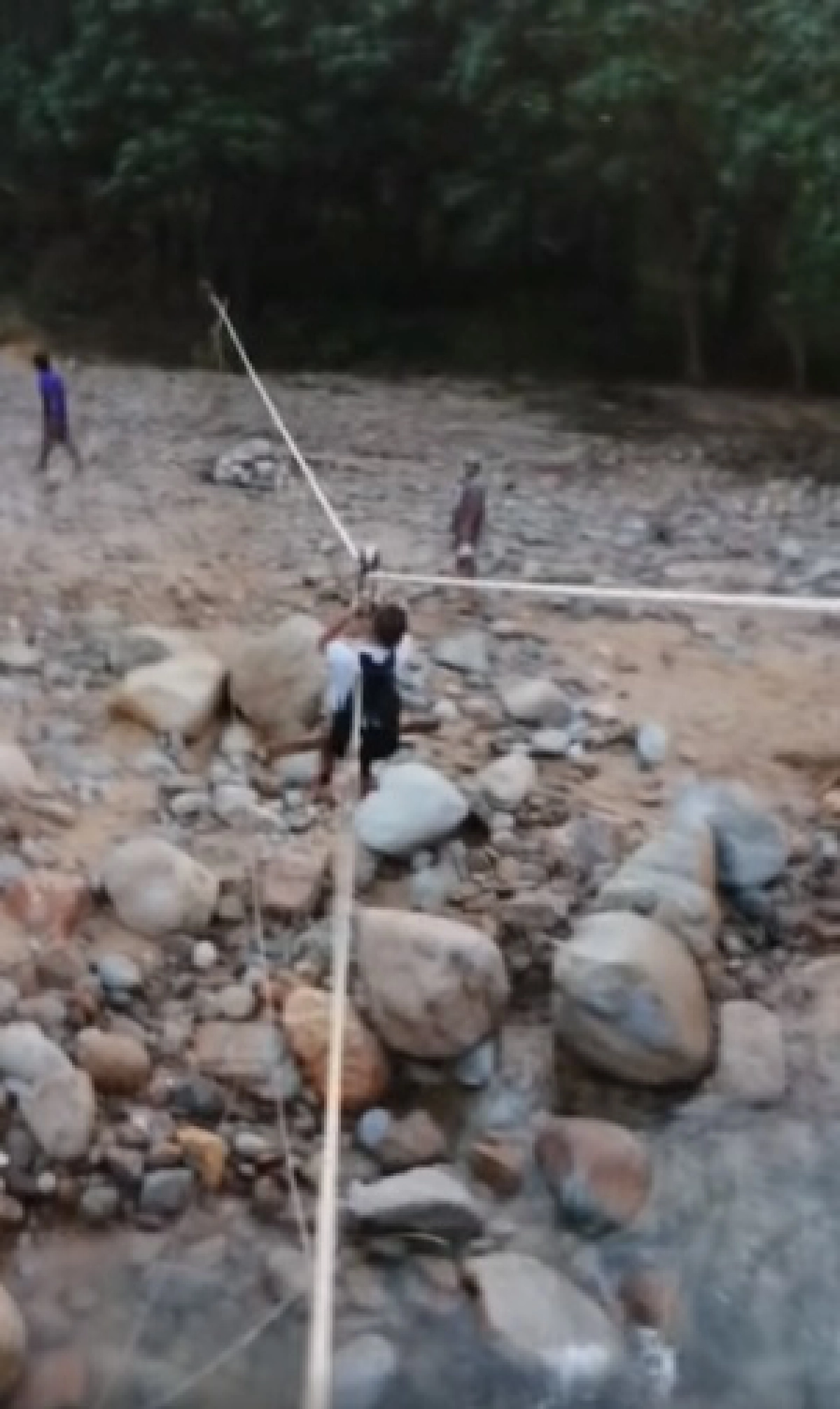 โซเชียลแห่ถามหน่วยงานที่เกี่ยวข้อง ทำไมปล่อยให้เด็กชักรอกไปโรงเรียนแบบนี้ ขอถนนให้เด็กด้วย 