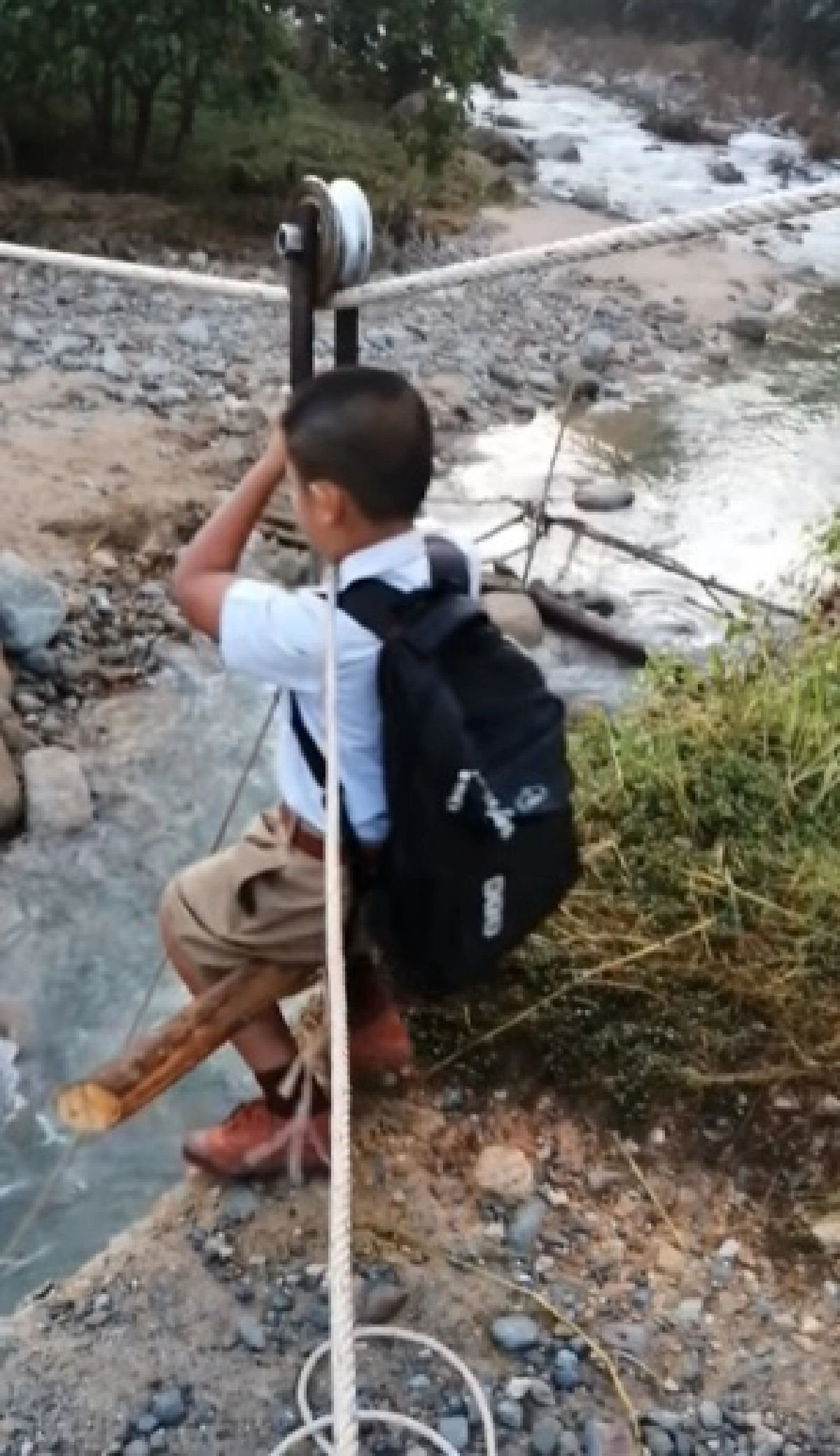 โซเชียลแห่ถามหน่วยงานที่เกี่ยวข้อง ทำไมปล่อยให้เด็กชักรอกไปโรงเรียนแบบนี้ ขอถนนให้เด็กด้วย 