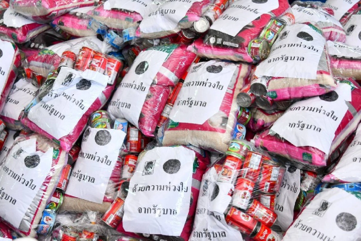 นายกฯลงเยี่ยมผู้ประสบอุทกภัยเมืองนครศรีฯ ย้ำทุกฝ่ายเฝ้าระวังตลอด 24 ชม