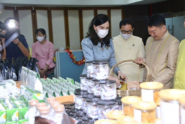 รมช.มนัญญา ชวนอุดหนุนกระเช้าสินค้าสหกรณ์เป็นของขวัญปีใหม่