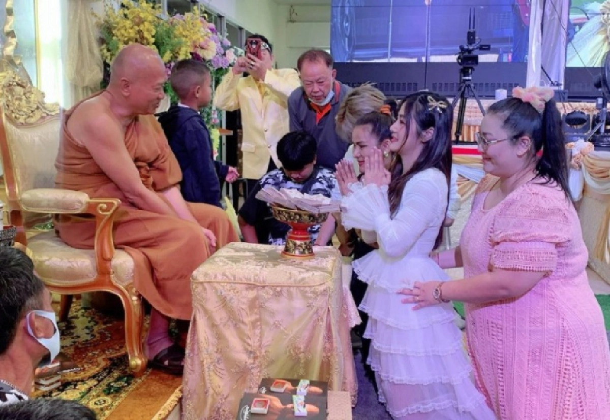 "กระแต อาร์สยาม" ทำบุญใหญ่ ถวายเงินให้วัดพระบาทน้ำพุ แฟนคลับร่วมอนุโมทนาบุญ