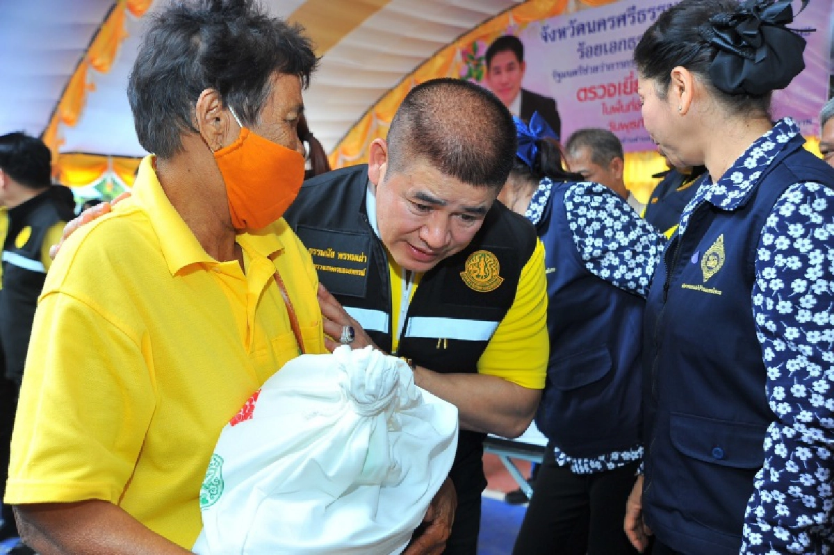 รมช.ธรรมนัส ลงพื้นที่มอบถุงยังชีพแก่ผู้ประสบอุทกภัย จ.นครศรีธรรมราช และจ.สุราษฎร์ธานี