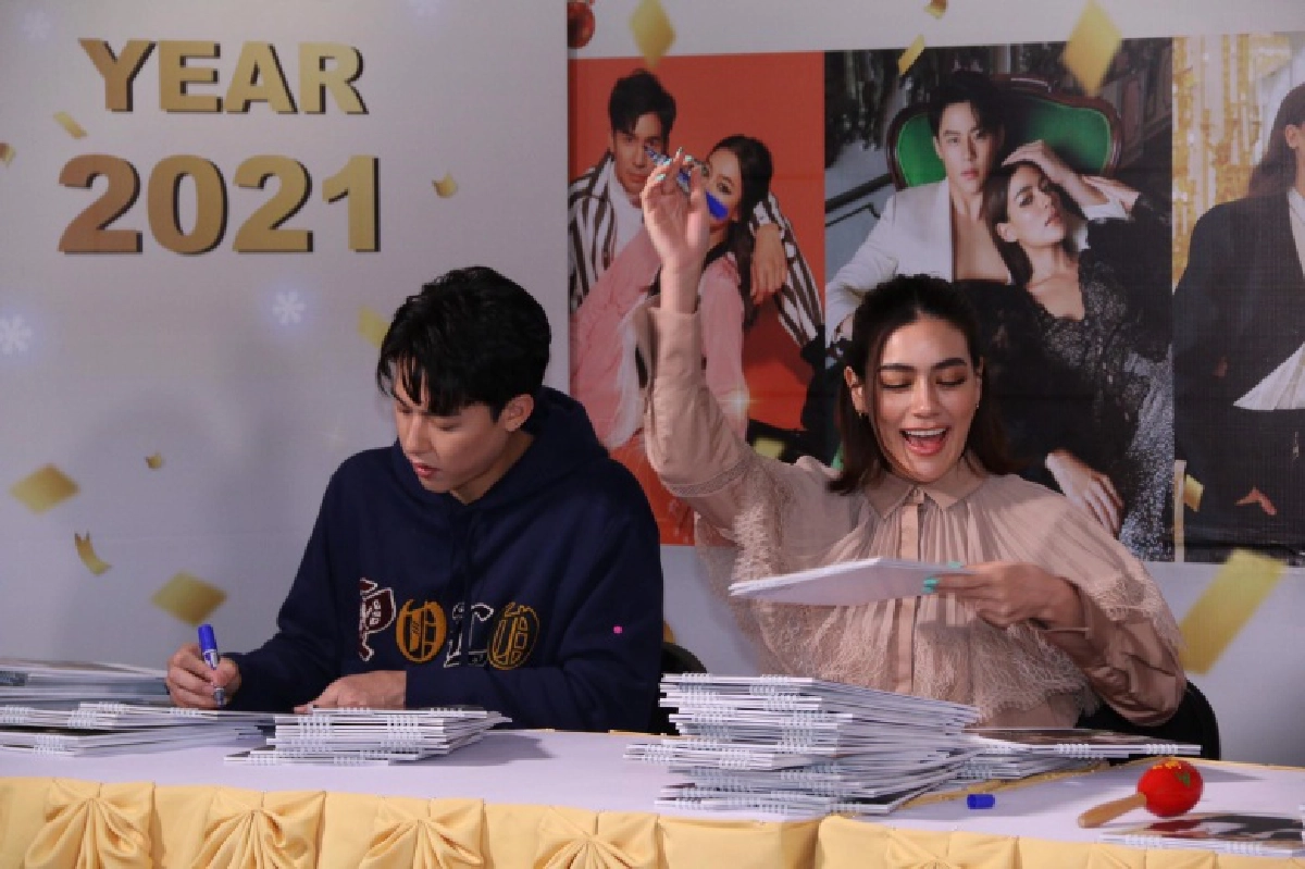 พระ-นาง ช่อง 3 รวมตัว Live สด แจกปฏิทินปีใหม่ 2564 สนั่น... จอ ใครเป็นใครต้องเล่า