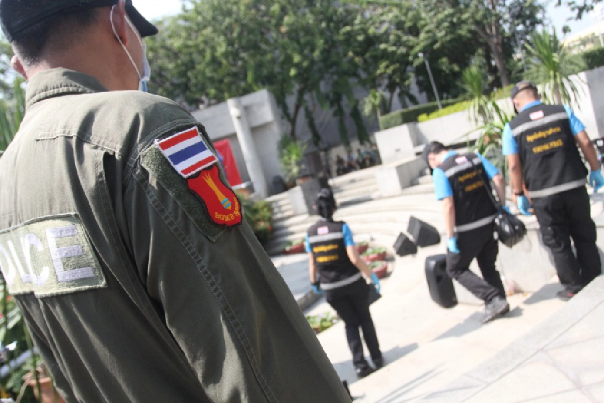 ออกล่า 2 มือระเบิดแรงดันต่ำ โยนใส่อนุสรณ์ฯ 14 ตุลาฯ