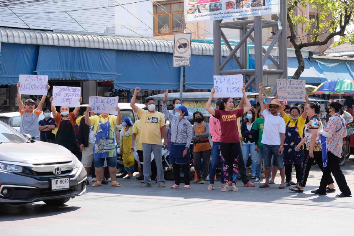 โดนอีกแล้ว "ธนาธร" หาเสียงกำแพงเพชร เจอกลุ่มต้านถือป้ายไล่