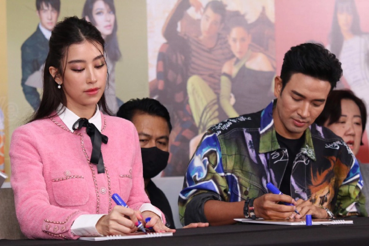 พระ-นาง ช่อง 3 รวมตัว Live สด แจกปฏิทินปีใหม่ 2564 สนั่น... จอ ใครเป็นใครต้องเล่า