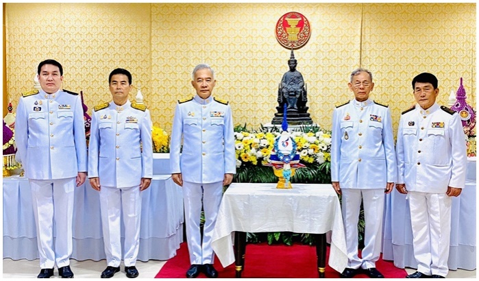 'สุวัจน์' นำคณะกรรมการบริหารพรรคชพน.วางพานพุ่ม ร.7 เนื่องใน 'วันรัฐธรรมนูญ'