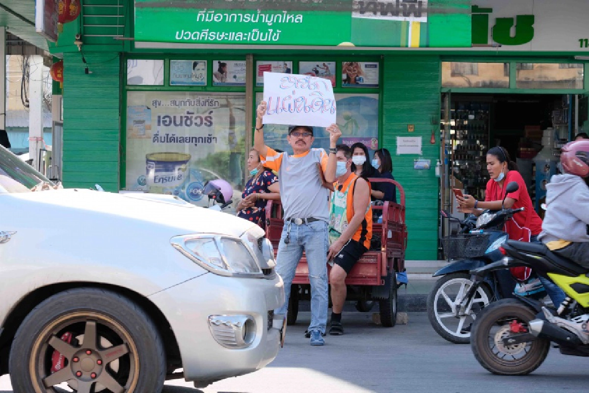 โดนอีกแล้ว "ธนาธร" หาเสียงกำแพงเพชร เจอกลุ่มต้านถือป้ายไล่