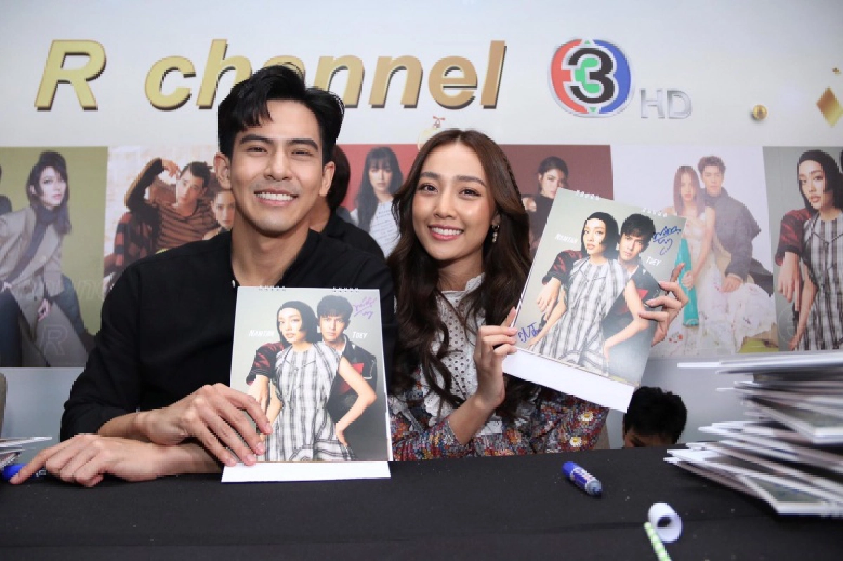 พระ-นาง ช่อง 3 รวมตัว Live สด แจกปฏิทินปีใหม่ 2564 สนั่น... จอ ใครเป็นใครต้องเล่า