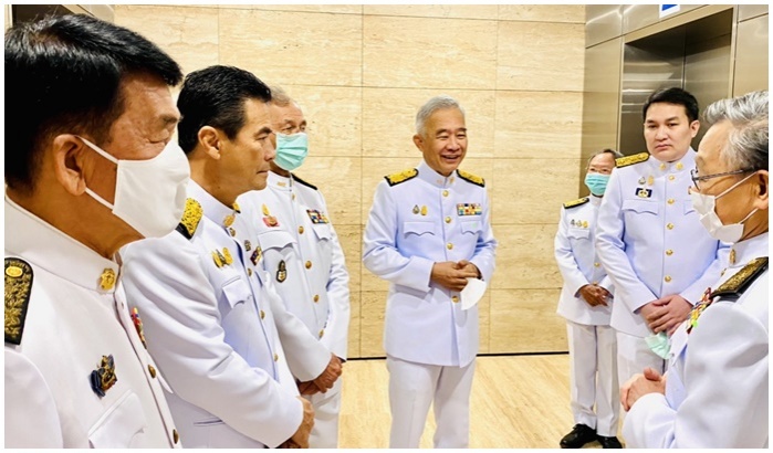 'สุวัจน์' นำคณะกรรมการบริหารพรรคชพน.วางพานพุ่ม ร.7 เนื่องใน 'วันรัฐธรรมนูญ'