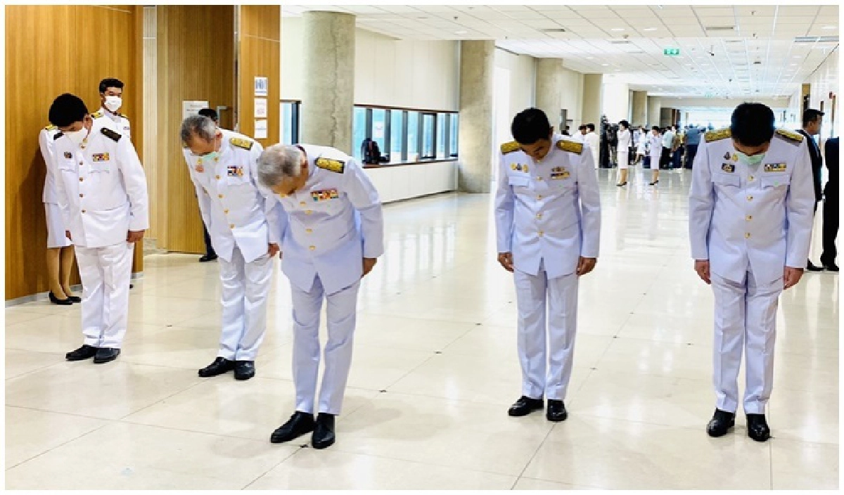 'สุวัจน์' นำคณะกรรมการบริหารพรรคชพน.วางพานพุ่ม ร.7 เนื่องใน 'วันรัฐธรรมนูญ'