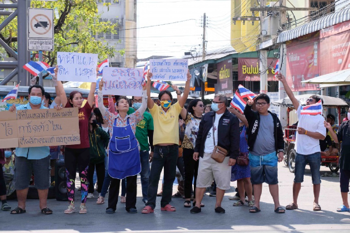 โดนอีกแล้ว "ธนาธร" หาเสียงกำแพงเพชร เจอกลุ่มต้านถือป้ายไล่