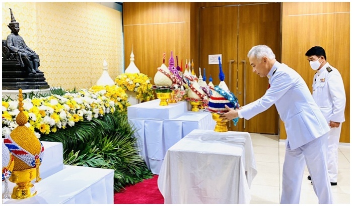 'สุวัจน์' นำคณะกรรมการบริหารพรรคชพน.วางพานพุ่ม ร.7 เนื่องใน 'วันรัฐธรรมนูญ'