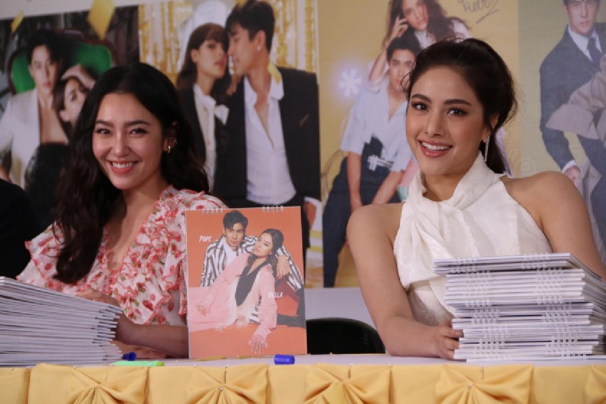 พระ-นาง ช่อง 3 รวมตัว Live สด แจกปฏิทินปีใหม่ 2564 สนั่น... จอ ใครเป็นใครต้องเล่า