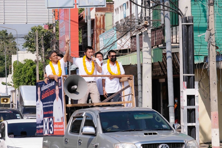 โดนอีกแล้ว "ธนาธร" หาเสียงกำแพงเพชร เจอกลุ่มต้านถือป้ายไล่