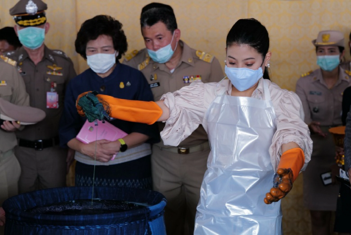 สมเด็จพระเจ้าลูกเธอ เจ้าฟ้าสิริวัณณวรีฯ เสด็จทอดพระเนตรผลิตภัณฑ์ท้องถิ่น ในงาน สืบสานอนุรักษ์ศิลป์ ผ้าถิ่นไทย ของกรมการพัฒนาชุมชน   