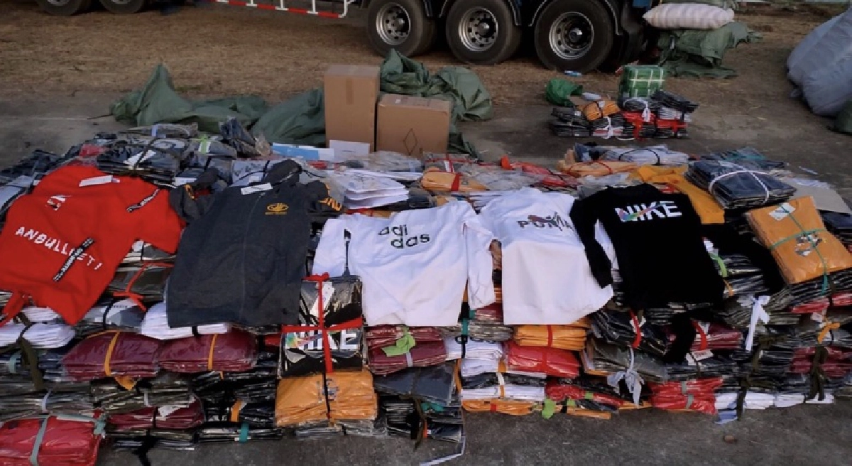 ศปลป.ตร. สกัดสินค้าเสื้อละเมิดเครื่องหมายการค้า กว่า 4 พันตัว มูลค่า 10 ล้าน