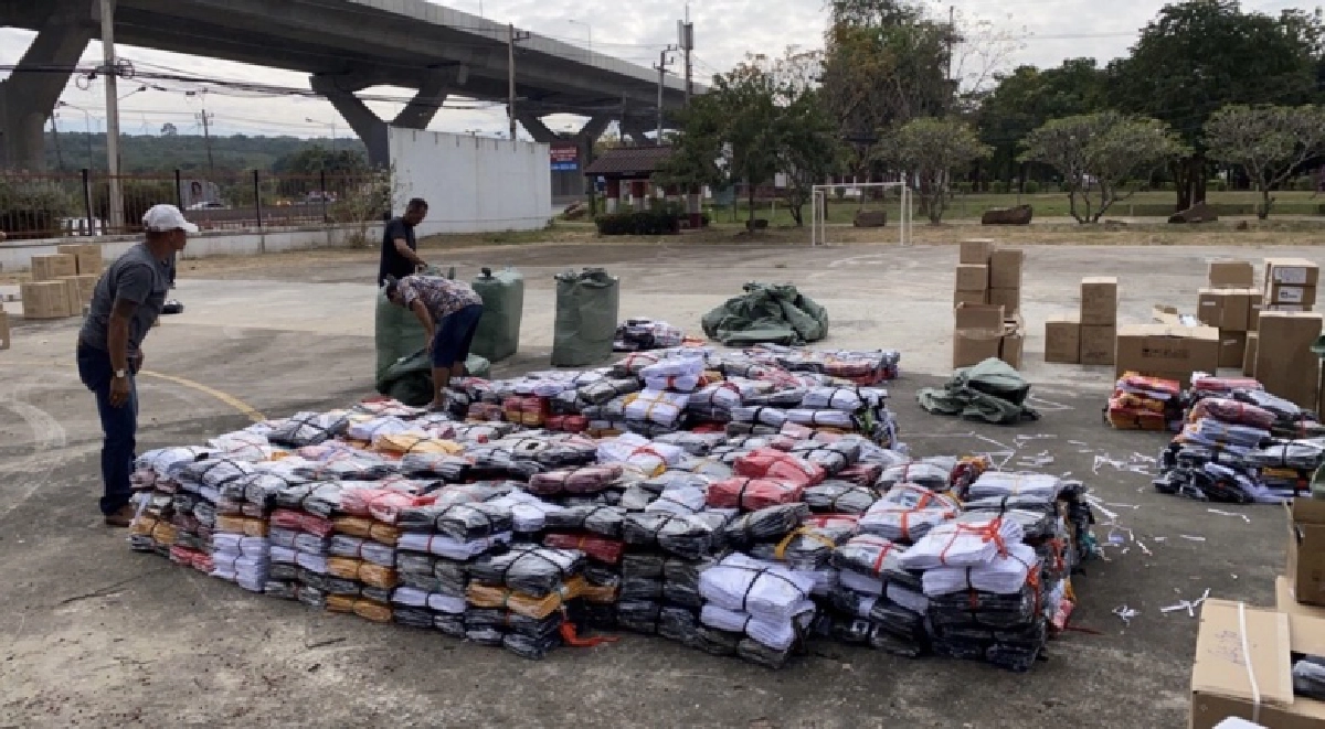 ศปลป.ตร. สกัดสินค้าเสื้อละเมิดเครื่องหมายการค้า กว่า 4 พันตัว มูลค่า 10 ล้าน