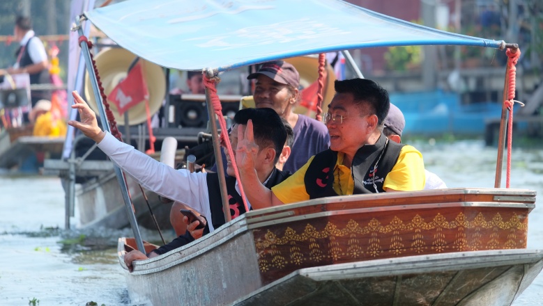 "กำนันตุ้ย"นำทีมผู้สมัคร ส.อบจ. ล่องเรือคลองดำเนินฯหาเสียงโค้งสุดท้าย