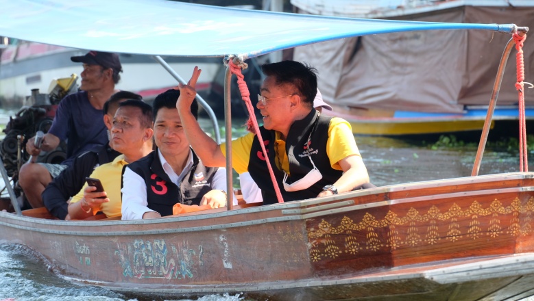 "กำนันตุ้ย"นำทีมผู้สมัคร ส.อบจ. ล่องเรือคลองดำเนินฯหาเสียงโค้งสุดท้าย