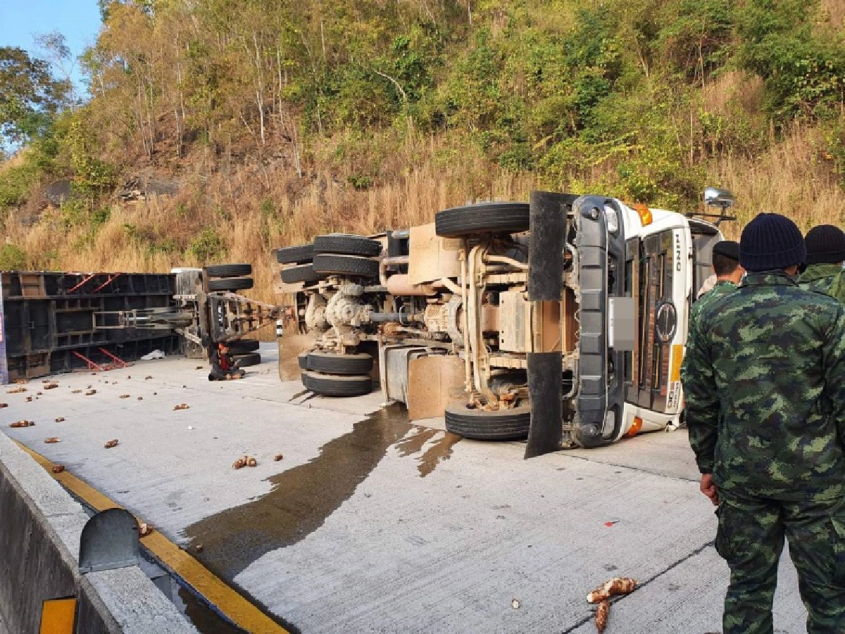 บรรทุกพ่วง พลิกคว่ำ ขวางถนน "ตาก-แม่สอด"