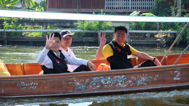 "กำนันตุ้ย"นำทีมผู้สมัคร ส.อบจ. ล่องเรือคลองดำเนินฯหาเสียงโค้งสุดท้าย