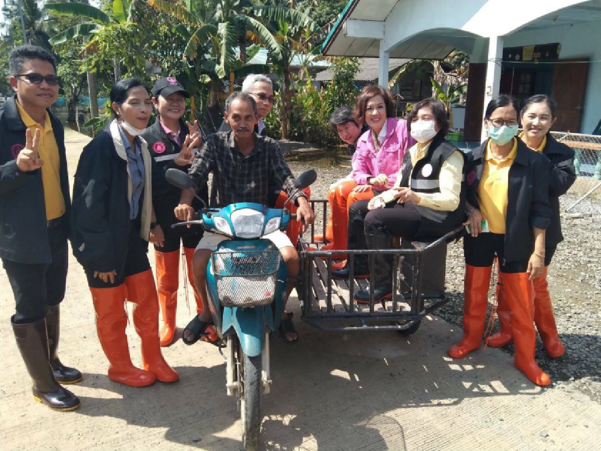 ปลัดกระทรวง พม. ควง "นริศา"ลุยซับน้ำตาช่วยน้ำท่วมเมืองคอน