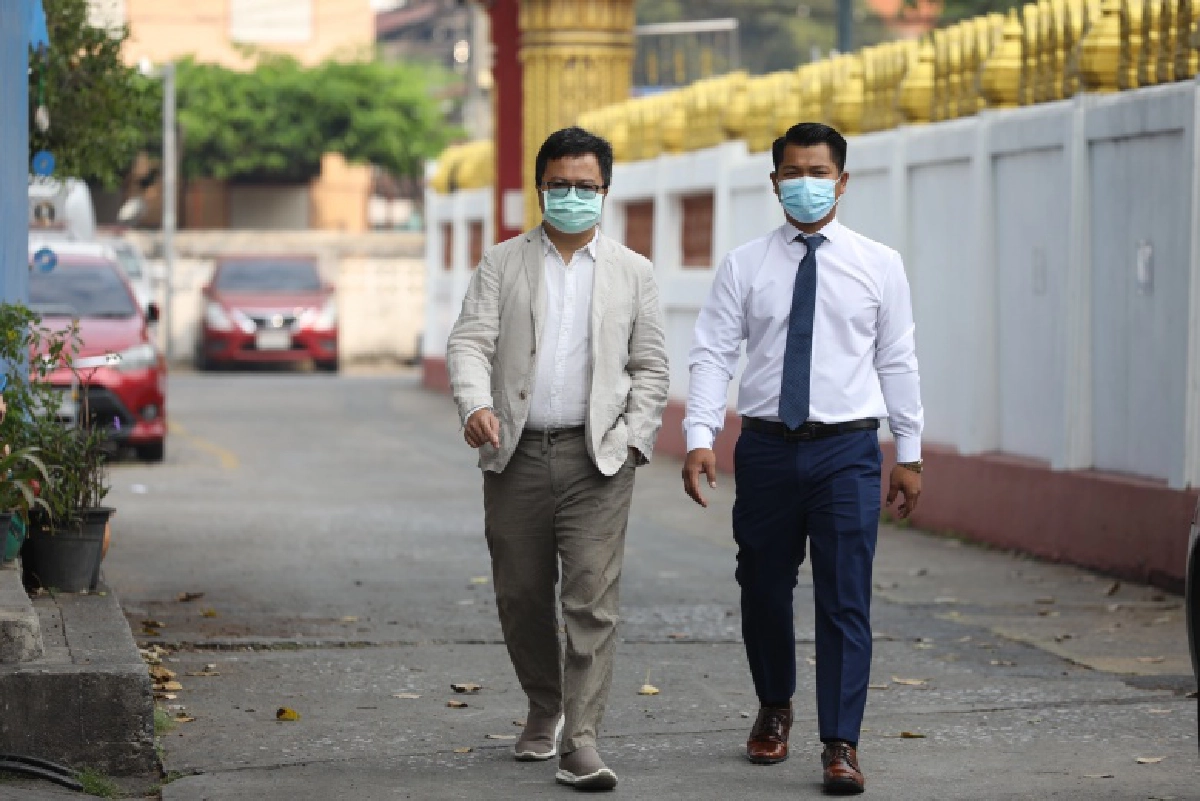 "อานนท์ นำภา"  โผล่รับทราบข้อหา ม.112 