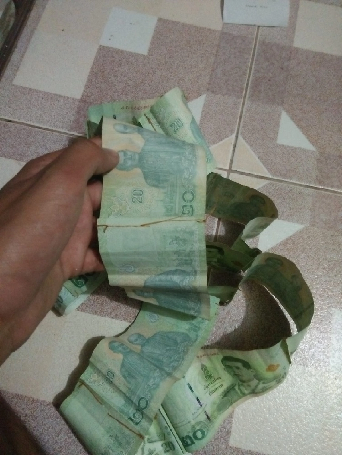 ชาวเน็ตซึ้ง คุณตาตั้งใจเย็บแบงก์20 เป็นมาลัยให้หลาน ในวันรับปริญญา