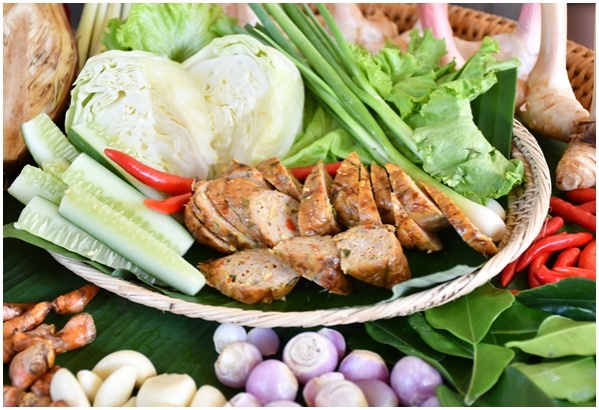 นศ.มทร.ธัญบุรี แนะสูตร 'ไส้อั่วสมุนไพรหัวปลี' ทำง่าย เห็นกำไร