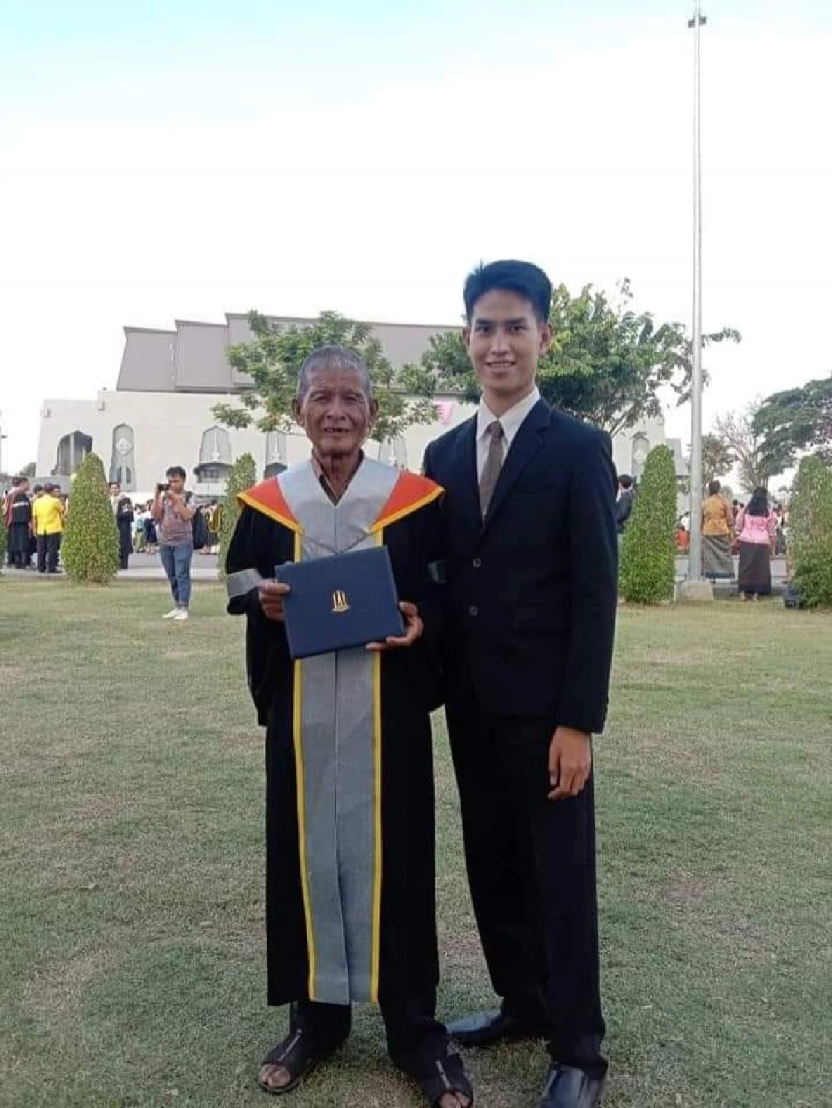 ชาวเน็ตซึ้ง คุณตาตั้งใจเย็บแบงก์20 เป็นมาลัยให้หลาน ในวันรับปริญญา