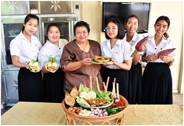 นศ.มทร.ธัญบุรี แนะสูตร 'ไส้อั่วสมุนไพรหัวปลี' ทำง่าย เห็นกำไร