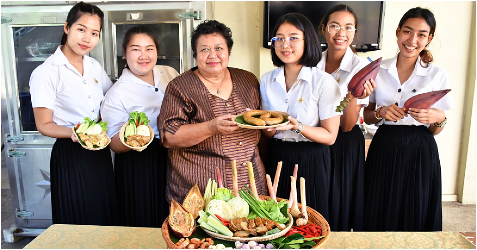 นศ.มทร.ธัญบุรี แนะสูตร 'ไส้อั่วสมุนไพรหัวปลี' ทำง่าย เห็นกำไร