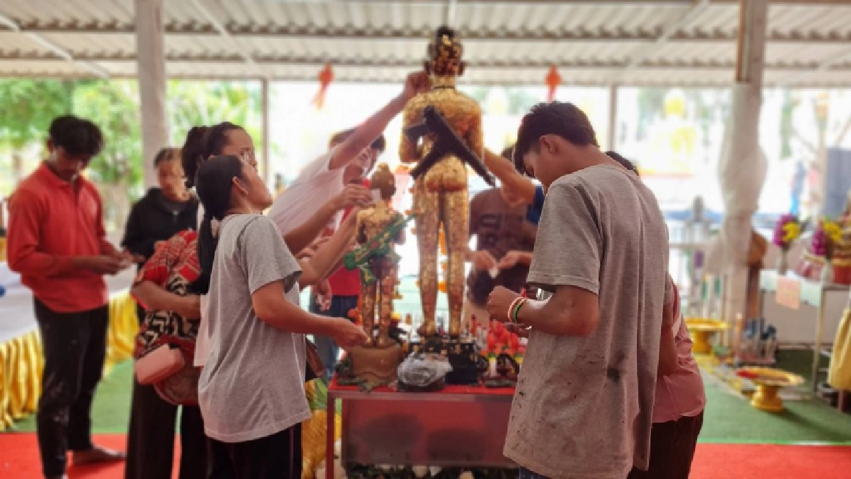 แห่ขอเลขเด็ด "ไอ้ไข่เด็กวัดป่า" ฉะเชิงเทรา อีกรายจัดชุดใหญ่แก้บนหลังได้โชคสิบล้าน