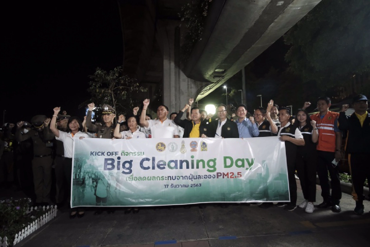 รมช.มหาดไทย - ผู้ว่าอัศวิน ลุยฉีดน้ำล้างฝุ่นแก้ปัญหาPM2.5