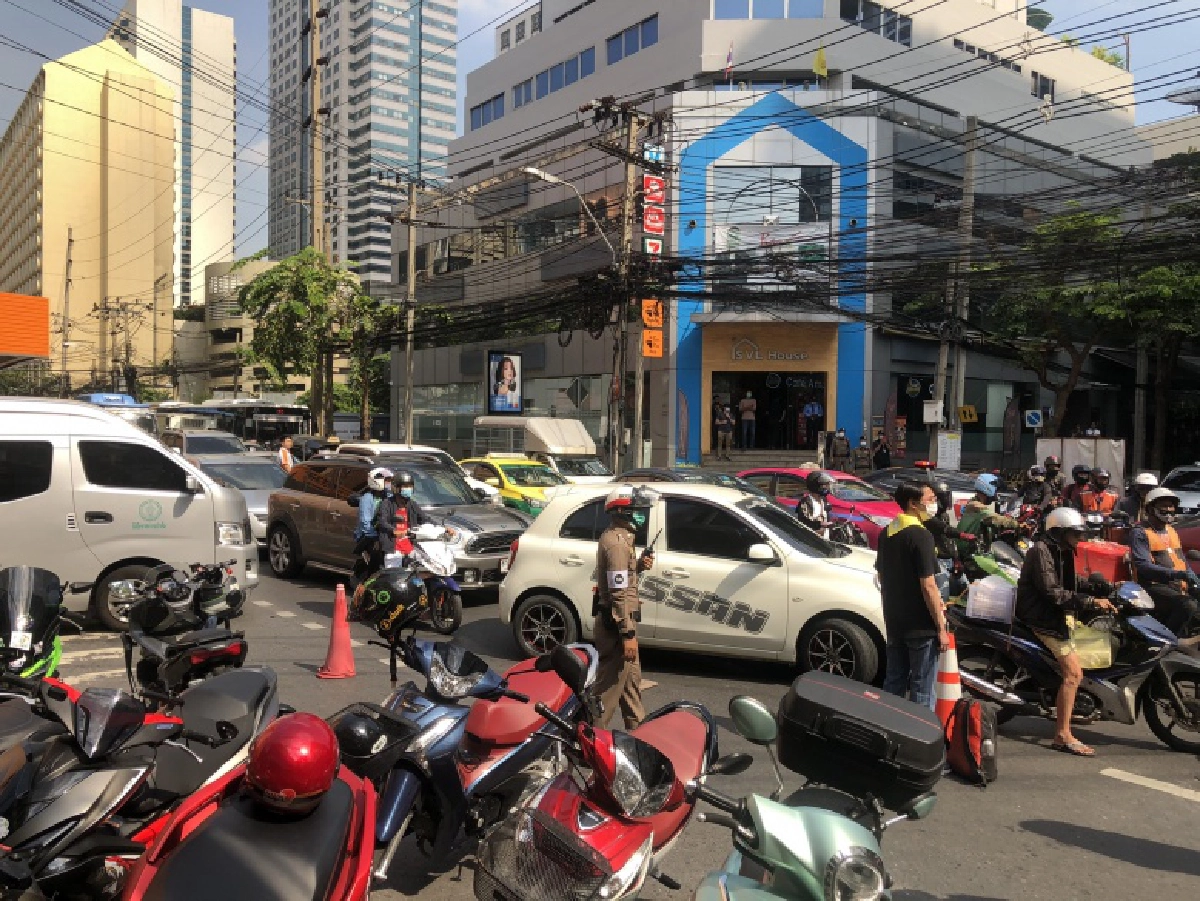 ชาวบ้านโวย "ม็อบ ม.112" ทำรถติด