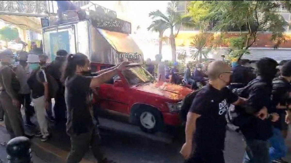 การ์ด"วีโว่" ปิด สน.ยาวนาวา ให้กำลังใจสาวผิด ม.112  