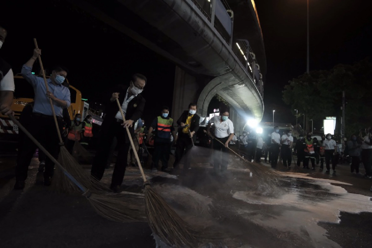 รมช.มหาดไทย - ผู้ว่าอัศวิน ลุยฉีดน้ำล้างฝุ่นแก้ปัญหาPM2.5